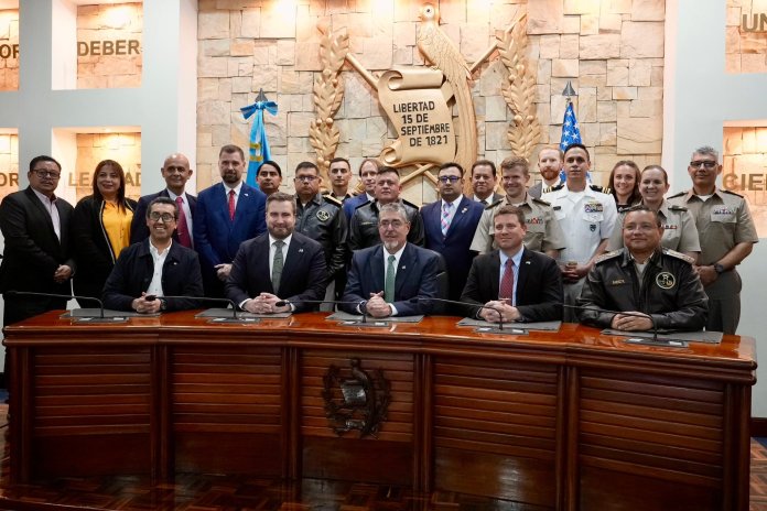 El presidente Bernardo Arévalo, sostuvo una reunión con la delegación del Cuerpo de Ingenieros del Ejército de los Estados Unidos. Foto La Hora: Embajada de EE.UU.