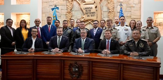 El presidente Bernardo Arévalo, sostuvo una reunión con la delegación del Cuerpo de Ingenieros del Ejército de los Estados Unidos. Foto La Hora: Embajada de EE.UU.