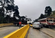 Tráfico lento en carretera a El Salvador por colisión triple Accidente triple en carretera a El Salvador. Foto: Amílcar Montejo / La Hora
