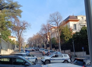 Tres artefactos explosivos fueron arrojados este lunes 24 de febrero contra el consulado ruso en Marsella, Francia