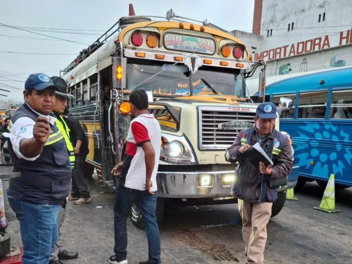 Agentes de la DGT realizan operativo en Terminal zona 4. Foto La Hora: DGT