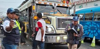 Agentes de la DGT realizan operativo en Terminal zona 4. Foto La Hora: DGT