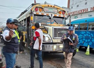 Agentes de la DGT realizan operativo en Terminal zona 4. Foto La Hora: DGT