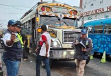 DGT realiza operativos para transporte extraurbano en diferentes sectores de la Ciudad Capital Agentes de la DGT realizan operativo en Terminal zona 4. Foto La Hora: DGT