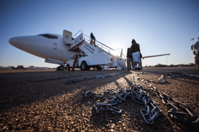 Surge la duda si en los vuelos regulares de deportación se usan grilletes y cadenas.