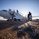 Surge la duda si en los vuelos regulares de deportación se usan grilletes y cadenas.