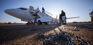 Surge la duda si en los vuelos regulares de deportación se usan grilletes y cadenas.