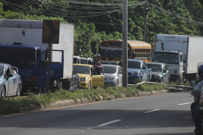 Los usuarios se han quejado por las largas filas de vehículos que se hacen en la ruta. Foto La Hora: José Orozco.