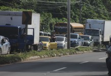 Los usuarios se han quejado por las largas filas de vehículos que se hacen en la ruta. Foto La Hora: José Orozco.