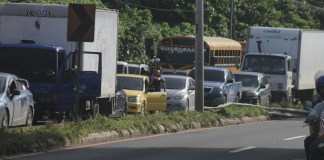 Los usuarios se han quejado por las largas filas de vehículos que se hacen en la ruta. Foto La Hora: José Orozco.