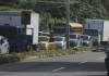 Los usuarios se han quejado por las largas filas de vehículos que se hacen en la ruta. Foto La Hora: José Orozco.