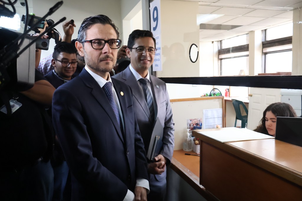 El procurador general de la Nación, Julio Saavedra, y el secretario general de la Presidencia, Juan Gerardo Guerrero, en el edificio de Torre de Tribunales el 29 de febrero de 2024. Foto; La Hora / Archivo.