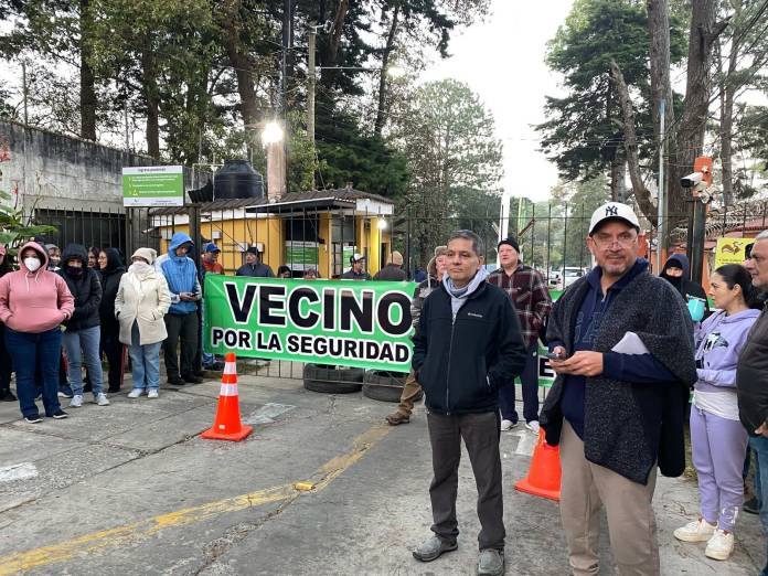 Vecinos del condominio Jardines de Santiago han realizado un cierre del acceso al mismo debido a que se oponen al traslado de menores pertenecientes a la secta Lev Tahor.