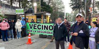 Vecinos del condominio Jardines de Santiago han realizado un cierre del acceso al mismo debido a que se oponen al traslado de menores pertenecientes a la secta Lev Tahor.