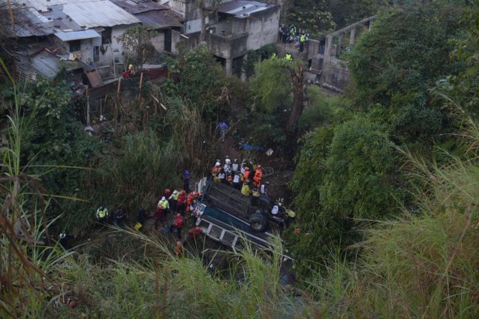 Las autoridades del CIV confirmaron que el bus que se accidentó en la zona 6, tenía 25 años de antigüedad. Foto La Hora: Archivo. 