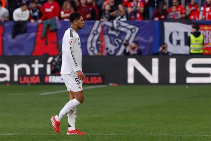 El centrocampista inglés del Real Madrid Jude Bellingham, abandona el terreno de juego expulsado con roja directa, durante el partido de la jornada 24 de la LaLiga EA Sports, disputado este sábado en el estadio el Sadar de Pamplona. Foto La Hora: EFE