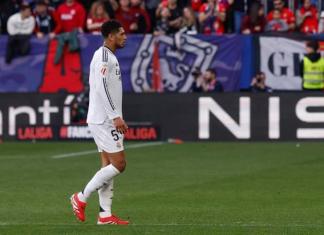 El centrocampista inglés del Real Madrid Jude Bellingham, abandona el terreno de juego expulsado con roja directa, durante el partido de la jornada 24 de la LaLiga EA Sports, disputado este sábado en el estadio el Sadar de Pamplona. Foto La Hora: EFE