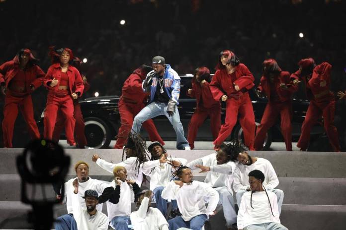 Kendrick Lamar se presentó en el show de medio tiempo del Super Bowl