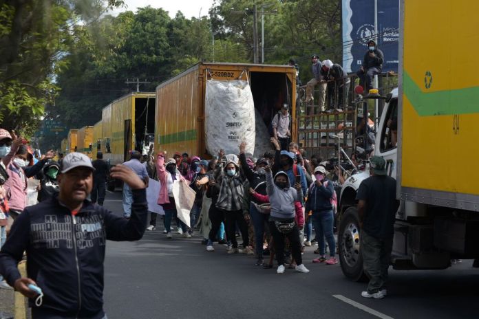 Recicladores y recolectores de residuos realizan manifestaciones frente a las instalaciones del Ministerio de Ambiente y Recursos Naturales.