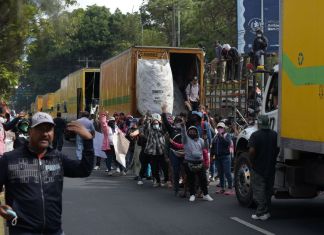 Recicladores y recolectores de residuos realizan manifestaciones frente a las instalaciones del Ministerio de Ambiente y Recursos Naturales.