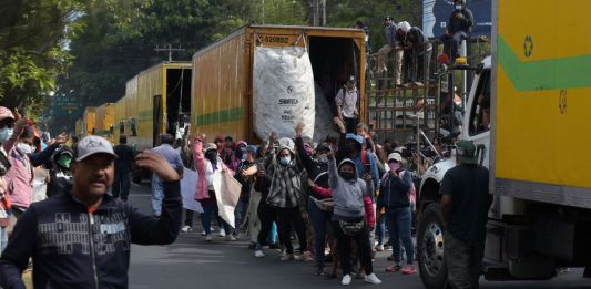 Recicladores y recolectores de residuos realizan manifestaciones frente a las instalaciones del Ministerio de Ambiente y Recursos Naturales.