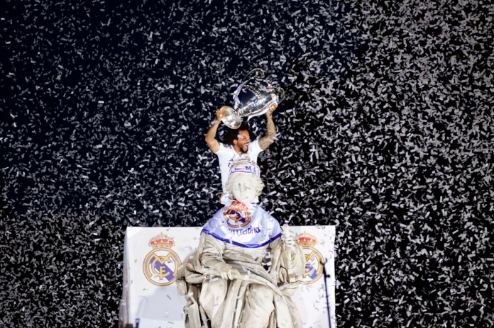 El jugador del Real Madrid Marcelo sostiene el trofeo de la Liga de Campeones de fútbol en la plaza de Cibeles durante un desfile de trofeos frente al Ayuntamiento en Madrid, España, el 29 de mayo de 2022. Foto La Hora: AP Achivo