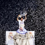 El jugador del Real Madrid Marcelo sostiene el trofeo de la Liga de Campeones de fútbol en la plaza de Cibeles durante un desfile de trofeos frente al Ayuntamiento en Madrid, España, el 29 de mayo de 2022. Foto La Hora: AP Achivo