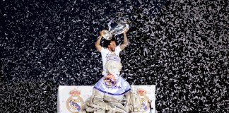 El jugador del Real Madrid Marcelo sostiene el trofeo de la Liga de Campeones de fútbol en la plaza de Cibeles durante un desfile de trofeos frente al Ayuntamiento en Madrid, España, el 29 de mayo de 2022. Foto La Hora: AP Achivo