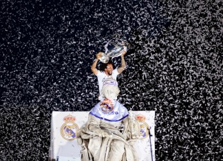 El jugador del Real Madrid Marcelo sostiene el trofeo de la Liga de Campeones de fútbol en la plaza de Cibeles durante un desfile de trofeos frente al Ayuntamiento en Madrid, España, el 29 de mayo de 2022. Foto La Hora: AP Achivo