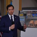 Marco Rubio habla con periodistas en una rueda de prensa.