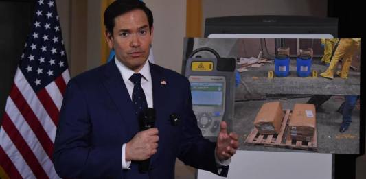 Marco Rubio habla con periodistas en una rueda de prensa.