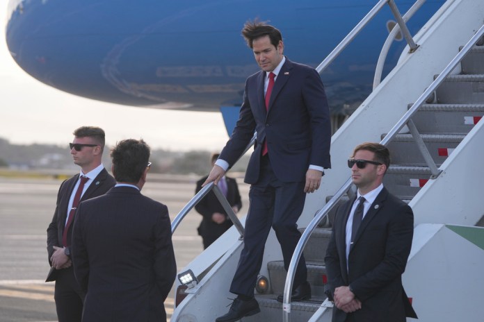 El secretario de Estado Marco Rubio desembarca en el Aeropuerto Internacional Juan Santamaría, cerca de San José, Costa Rica, el martes 4 de febrero de 2025. Foto La Hora: AP