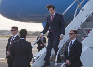 El secretario de Estado Marco Rubio desembarca en el Aeropuerto Internacional Juan Santamaría, cerca de San José, Costa Rica, el martes 4 de febrero de 2025. Foto La Hora: AP