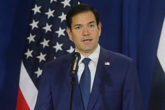 Secretario de Estado de Estados Unidos, Marco Rubio, ofreciendo una declaración luego de la salida de un vuelo de deportación de migrantes desde Panamá hacia Colombia. Foto La Hora: EFE