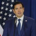 Secretario de Estado de Estados Unidos, Marco Rubio, ofreciendo una declaración luego de la salida de un vuelo de deportación de migrantes desde Panamá hacia Colombia. Foto La Hora: EFE