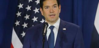 Secretario de Estado de Estados Unidos, Marco Rubio, ofreciendo una declaración luego de la salida de un vuelo de deportación de migrantes desde Panamá hacia Colombia. Foto La Hora: EFE