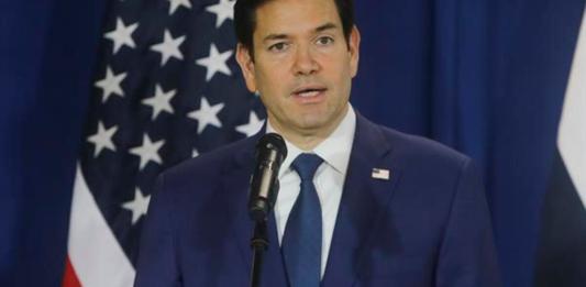 Secretario de Estado de Estados Unidos, Marco Rubio, ofreciendo una declaración luego de la salida de un vuelo de deportación de migrantes desde Panamá hacia Colombia. Foto La Hora: EFE