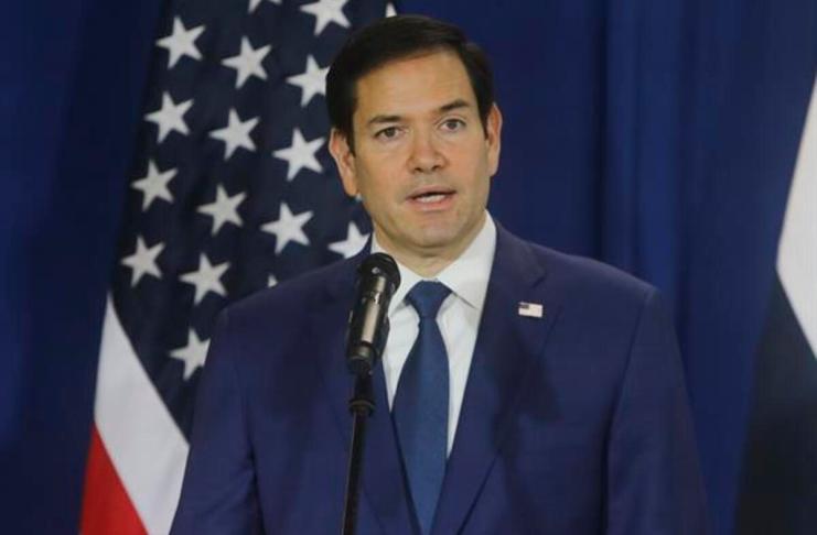 Secretario de Estado de Estados Unidos, Marco Rubio, ofreciendo una declaración luego de la salida de un vuelo de deportación de migrantes desde Panamá hacia Colombia. Foto La Hora: EFE