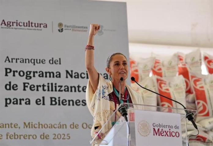 Fotografía de cedida por la Presidencia de México de la presidenta de México Claudia Sheinbaum este sábado, durante un acto protocolario en Salvador Escalante en Michoacán (México). Sheinbaum reiteró su compromiso con los migrantes mexicanos en Estados Unidos y destacó el fortalecimiento de los consulados para brindarles apoyo. EFE/Presidencia de México/SOLO USO EDITORIAL/NO VENTAS/SOLO DISPONIBLE PARA ILUSTRAR LA NOTICIA QUE ACOMPAÑA (CRÉDITO OBLIGATORIO. Foto La Hora: EFE