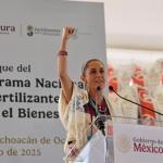 Fotografía de cedida por la Presidencia de México de la presidenta de México Claudia Sheinbaum este sábado, durante un acto protocolario en Salvador Escalante en Michoacán (México). Sheinbaum reiteró su compromiso con los migrantes mexicanos en Estados Unidos y destacó el fortalecimiento de los consulados para brindarles apoyo. EFE/Presidencia de México/SOLO USO EDITORIAL/NO VENTAS/SOLO DISPONIBLE PARA ILUSTRAR LA NOTICIA QUE ACOMPAÑA (CRÉDITO OBLIGATORIO. Foto La Hora: EFE