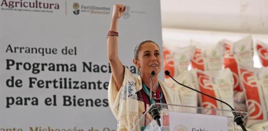 Fotografía de cedida por la Presidencia de México de la presidenta de México Claudia Sheinbaum este sábado, durante un acto protocolario en Salvador Escalante en Michoacán (México). Sheinbaum reiteró su compromiso con los migrantes mexicanos en Estados Unidos y destacó el fortalecimiento de los consulados para brindarles apoyo. EFE/Presidencia de México/SOLO USO EDITORIAL/NO VENTAS/SOLO DISPONIBLE PARA ILUSTRAR LA NOTICIA QUE ACOMPAÑA (CRÉDITO OBLIGATORIO. Foto La Hora: EFE