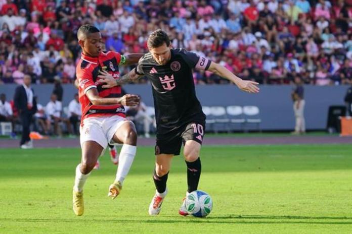 Rodrigo Tello Valor (i), del San Miguelito, disputa un balón con Lionel Messi, del Inter de Miami, en un partido amistoso en el estadio Rommel Fernández en Ciudad de Panamá (Panamá). Foto La Hora: EFE