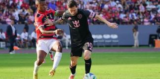 Rodrigo Tello Valor (i), del San Miguelito, disputa un balón con Lionel Messi, del Inter de Miami, en un partido amistoso en el estadio Rommel Fernández en Ciudad de Panamá (Panamá). Foto La Hora: EFE