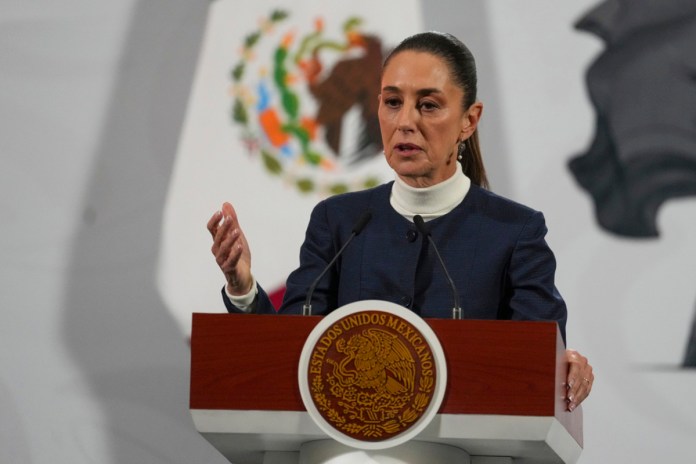 La presidenta mexicana Claudia Sheinbaum encabeza su conferencia de prensa de todas las mañanas en Palacio Nacional en Ciudad de México el lunes 3 de febrero de 2025. Foto La Hora: AP