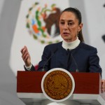 La presidenta mexicana Claudia Sheinbaum encabeza su conferencia de prensa de todas las mañanas en Palacio Nacional en Ciudad de México el lunes 3 de febrero de 2025. Foto La Hora: AP