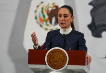 La presidenta mexicana Claudia Sheinbaum encabeza su conferencia de prensa de todas las mañanas en Palacio Nacional en Ciudad de México el lunes 3 de febrero de 2025. Foto La Hora: AP