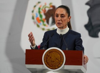 La presidenta mexicana Claudia Sheinbaum encabeza su conferencia de prensa de todas las mañanas en Palacio Nacional en Ciudad de México el lunes 3 de febrero de 2025. Foto La Hora: AP