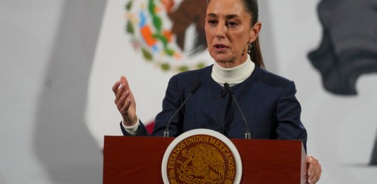 La presidenta mexicana Claudia Sheinbaum encabeza su conferencia de prensa de todas las mañanas en Palacio Nacional en Ciudad de México el lunes 3 de febrero de 2025. Foto La Hora: AP