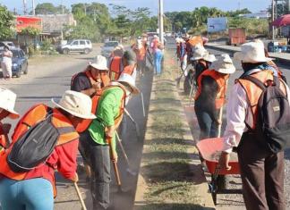 Migrantes limpian una calle este sábado, en Tapachula (México). Tapachula emplea a migrantes que quedaron varados por las restricciones del presidente de Estados Unidos, Donald Trump, para integrarlos a sus cuadrillas municipales y “embellecer” la urbe, la que recibe a más extranjeros en todo el país. Foto La Hora: EFE