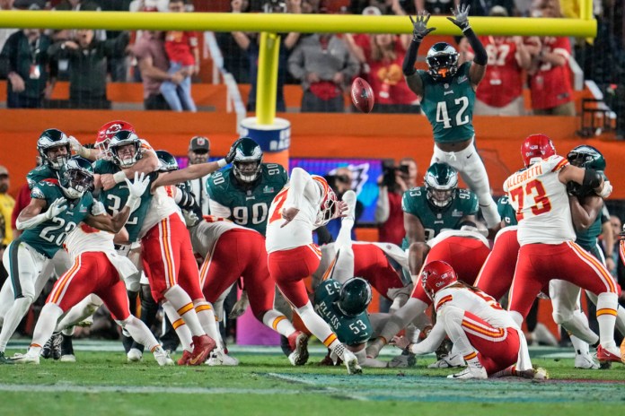 El pateador de los Kansas City Chiefs, Harrison Butker (7), patea el gol de campo ganador en la segunda mitad del Super Bowl 57 de la NFL contra los Philadelphia Eagles, el domingo 12 de febrero de 2023, en Glendale, Arizona. Foto La Hora: AP